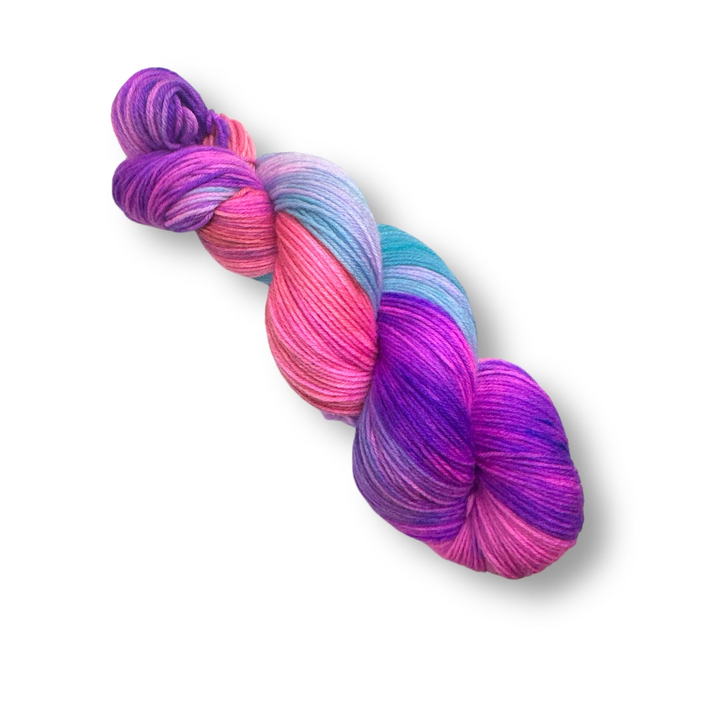 High Twist Nr. 04 zeigt ein handgefärbtes Modal Farbverlaufsgarn mit sanften Übergängen von Pink, Violett und Türkis, natürliche Fasern, besonders weich und geschmeidig, Modal Farbverlaufsgarn zum Verlieben.
