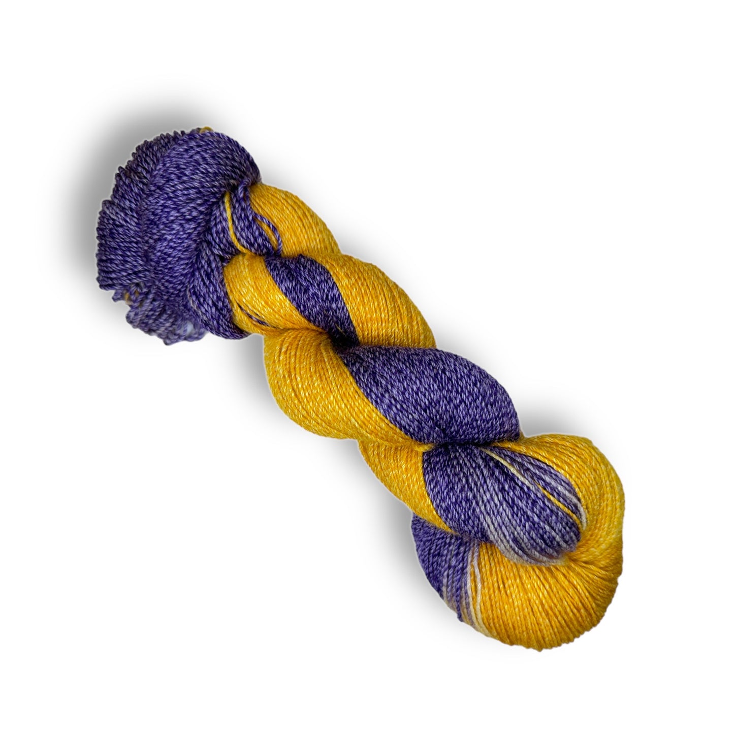 4-fach Cotton Nr. 24-05 (kann wildern) zeigt ein handgefärbtes Modal Farbverlaufsgarn in strahlendem Gelb und tiefem Violett mit natürlichen Fasern, besonders weich und vielseitig, Modal Farbverlaufsgarn zum Verlieben.