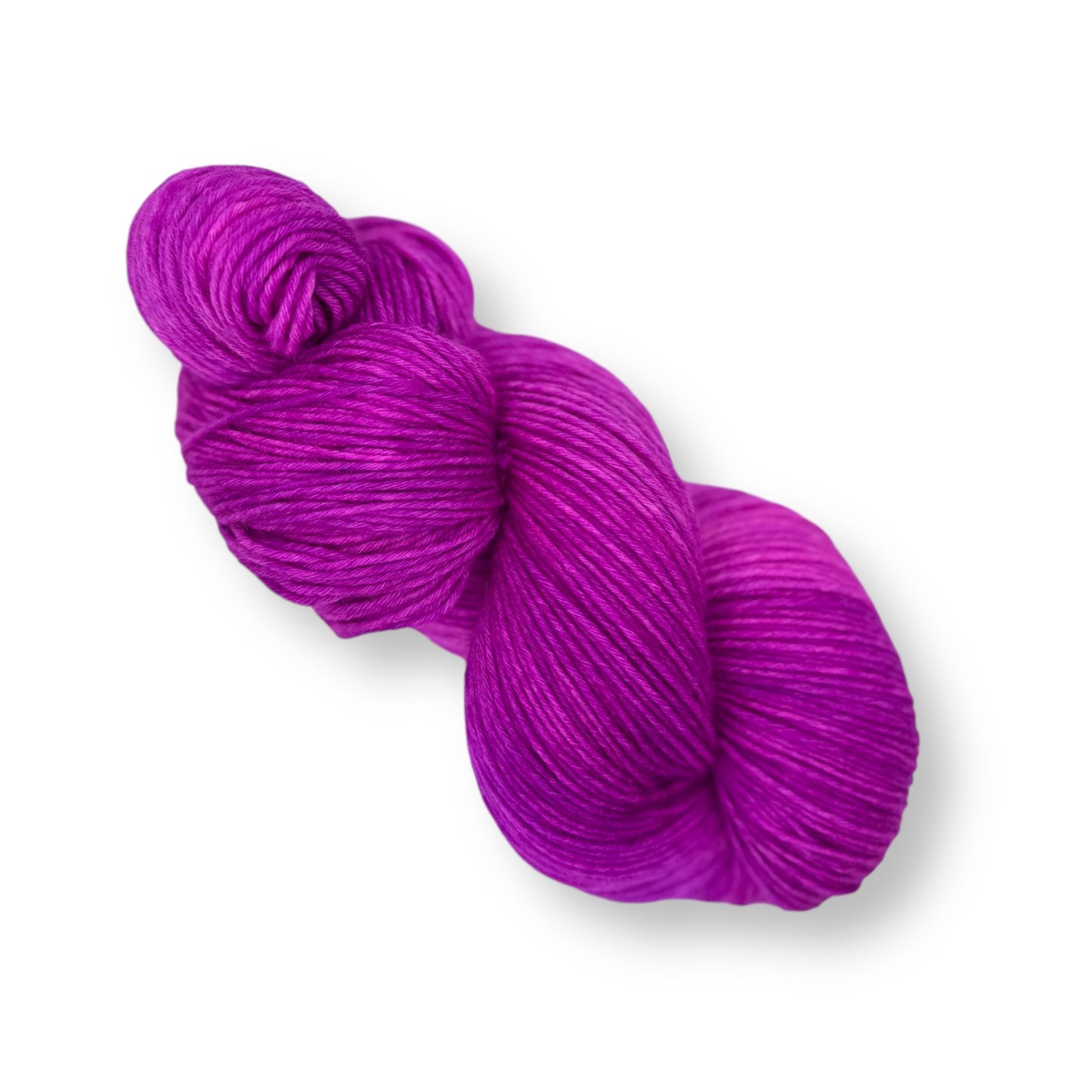 Gammlowolle 25-03 (semisolid) zeigt ein handgefärbtes Modal Farbverlaufsgarn in intensiven Pink- und Violetttönen mit natürlichen Fasern, weich und vielseitig, Modal Farbverlaufsgarn zum Verlieben.
