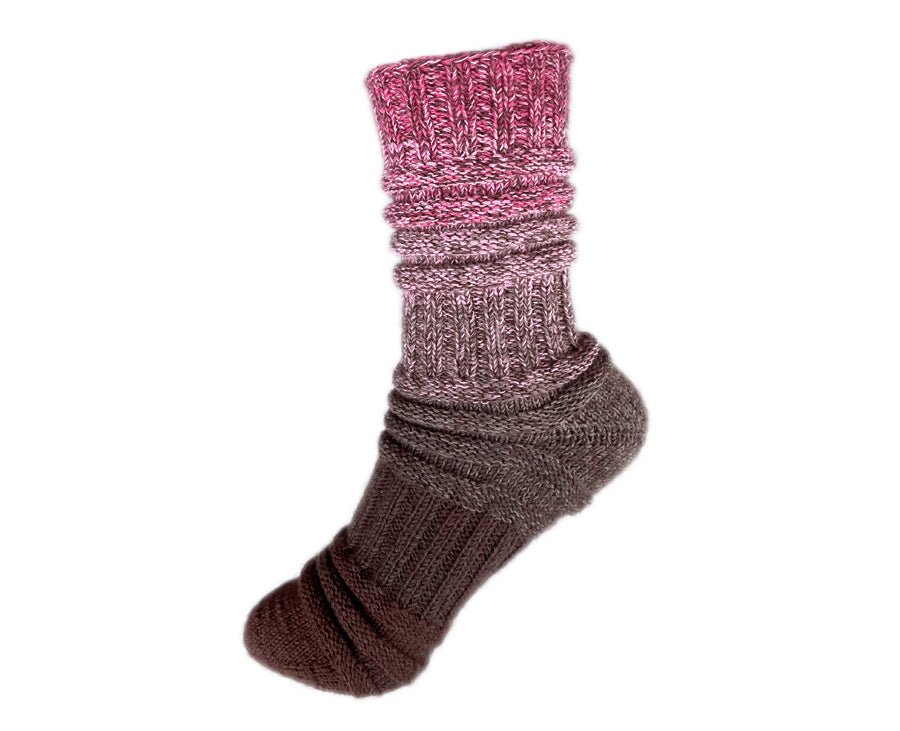 Sockenvariante A-TRITT mit sanftem Farbverlauf von Rosa zu Braun, gestrickt aus handgefärbter Farbverlaufswolle Modal natürlichen Ursprungs – Modal Farbverlaufsgarn zum Verlieben.