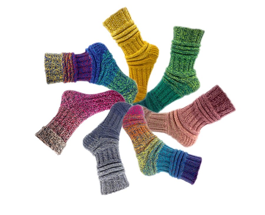 Farbenfrohe Sockenauswahl mit unterschiedlichen Musterkombinationen, gestrickt nach Sockentabellen (Käppchen-, Bumerang- & Zunahmeferse) aus Modal Farbverlaufsgarn natürlichen Fasern – Modal Farbverlaufsgarn zum Verlieben.