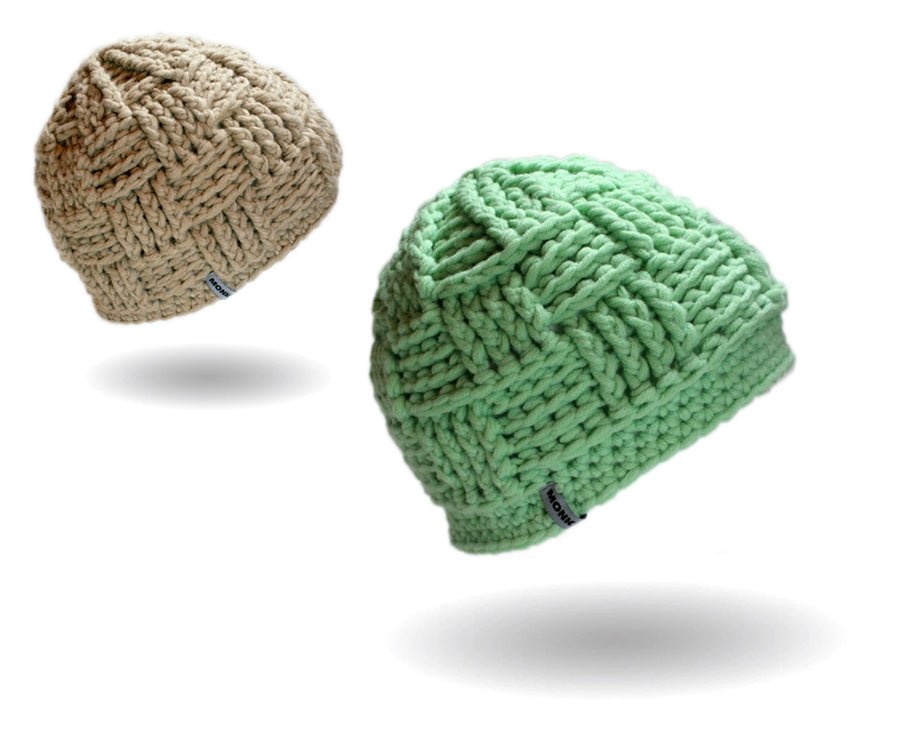 Basketweave Beanie Häkelanleitung zeigt zwei handgehäkelte Mützen im korbgeflechtmuster in sanften Beige- und Minttönen aus Modal Farbverlaufsgarn natürlichen Fasern – Modal Farbverlaufsgarn zum Verlieben.
