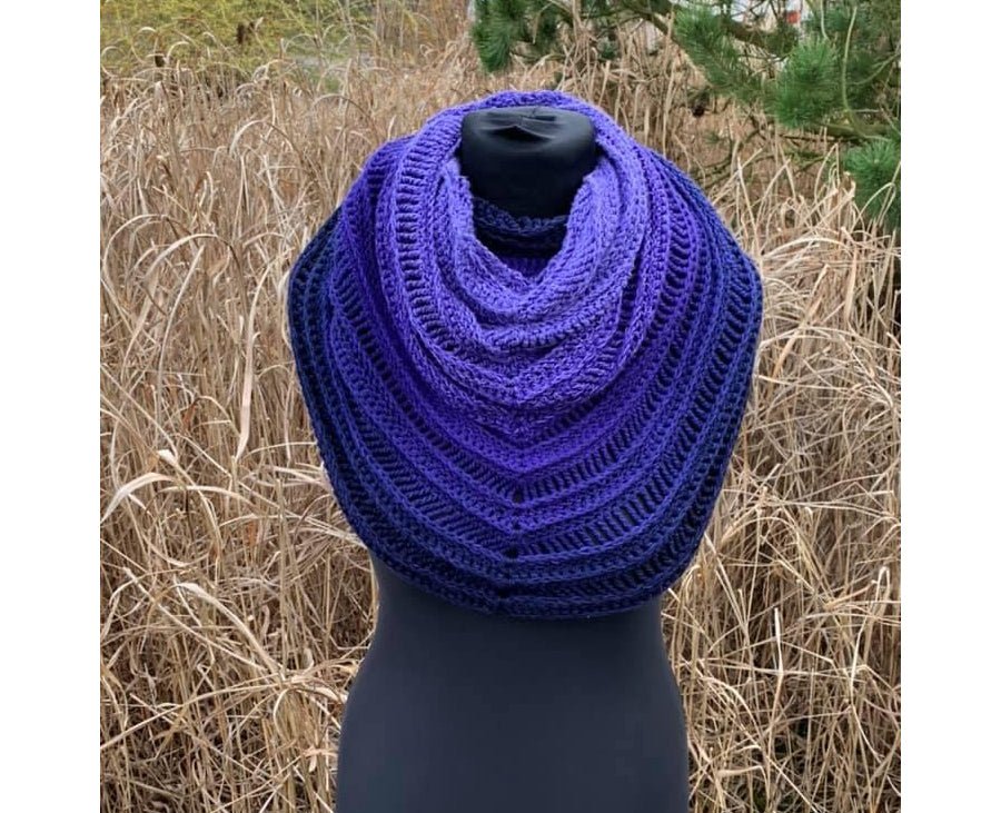 Farbvariante BLAUBEERE mit einem sanften Farbverlauf von hellem Lavendel über kräftiges Violett bis zu tiefem Blau, handgefärbe Farbverlaufswolle Modal aus natürlichen Fasern – Modal Farbverlaufsgarn zum Verlieben.