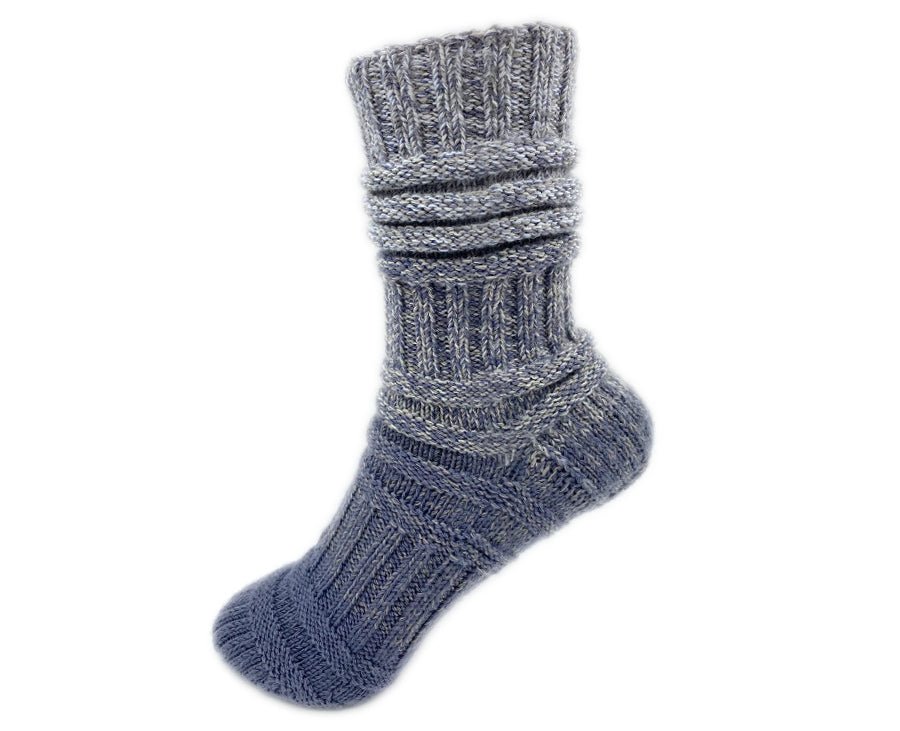 Sockenvariante BLEIFUß in gedämpften Grautönen mit feiner Struktur und widerstandsfähiger Stricktechnik aus handgefärbter Modal Farbverlaufsgarn natürlichen Ursprungs – Modal Farbverlaufsgarn zum Verlieben.