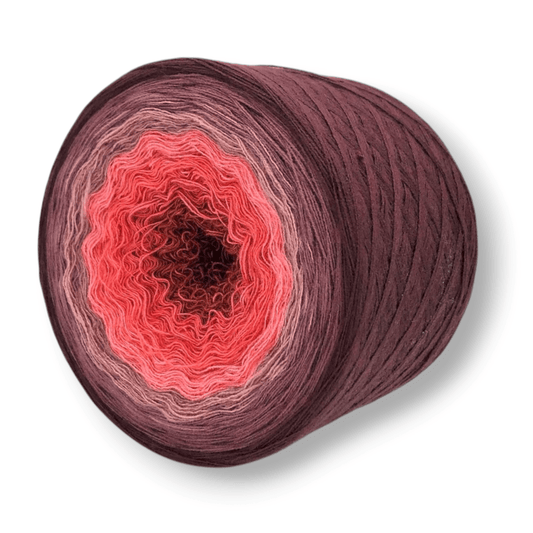 Farbvariante EKSTASE mit intensivem Farbverlauf von dunklem Brombeer über lebendiges Korallrot bis zartes Altrosa, handgefärbte Farbverlaufswolle Modal aus natürlichen Fasern – Modal Farbverlaufsgarn zum Verlieben.