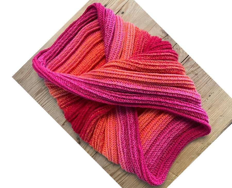 Farbvariante ENERGY mit lebendigem Verlauf von strahlendem Pink über feuriges Orange bis hin zu zartem Rosa, handgefärbte Modal Farbverlaufswolle aus natürlichen Fasern – Modal Farbverlaufsgarn zum Verlieben.