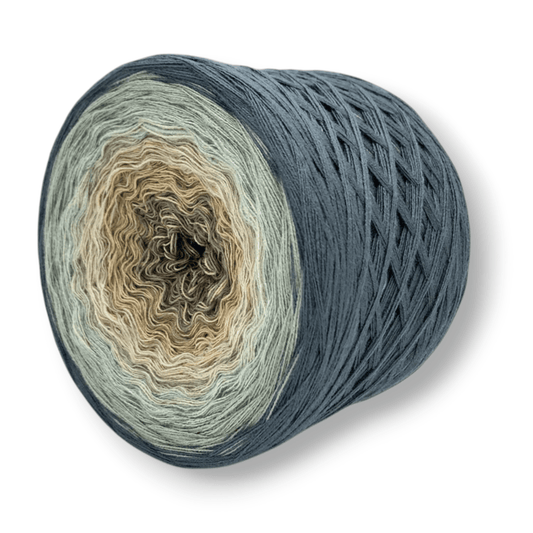 Farbvariante Everest mit sanftem Farbspiel von kühlem Blau über helles Grau bis zu warmem Beige, handgefärbte Modal Farbverlaufswolle aus natürlichen Fasern – Modal Farbverlaufsgarn zum Verlieben.