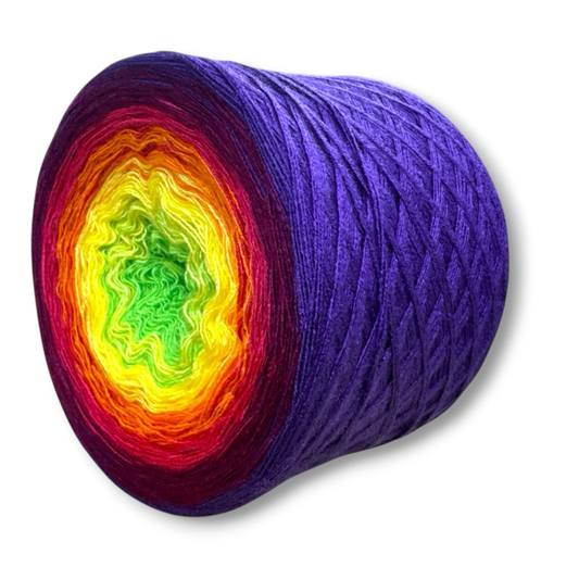 Farbvariante FARBEXPLOSION zeigt handgefärbte Modal Farbverlaufswolle mit natürlichen Fasern in lebendigen Regenbogenfarben von Grün über Gelb und Orange bis zu tiefem Violett, Modal Farbverlaufsgarn zum Verlieben.