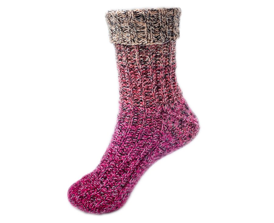 Sockenvariante FLAMINGOSTELZEN in sanften Rot- und Rosétönen mit meliertem, strukturreichem Rippenmuster, gefertigt aus handgefärbter Farbverlaufswolle Modal natürlichen Ursprungs – Modal Farbverlaufsgarn zum Verlieben.