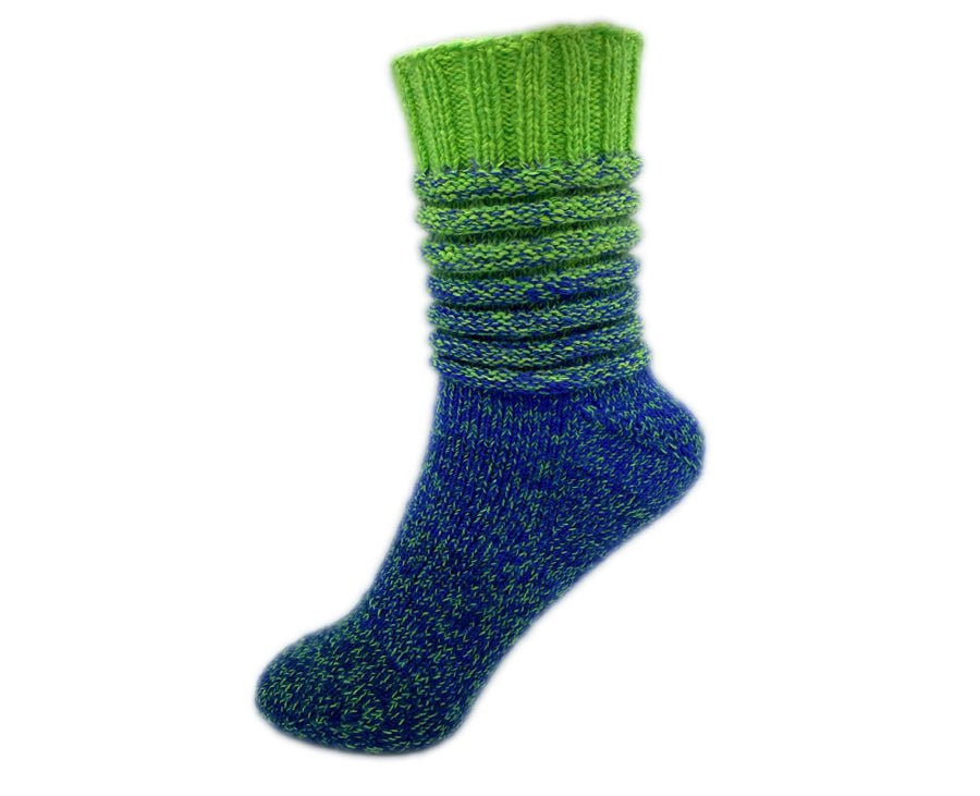 Sockenvariante GUMMISTIEFEL in lebendigem Grün und Blau mit strukturiertem Muster, handgefärbt aus Modal Farbverlaufsgarn natürlichen Ursprungs – Modal Farbverlaufsgarn zum Verlieben.
