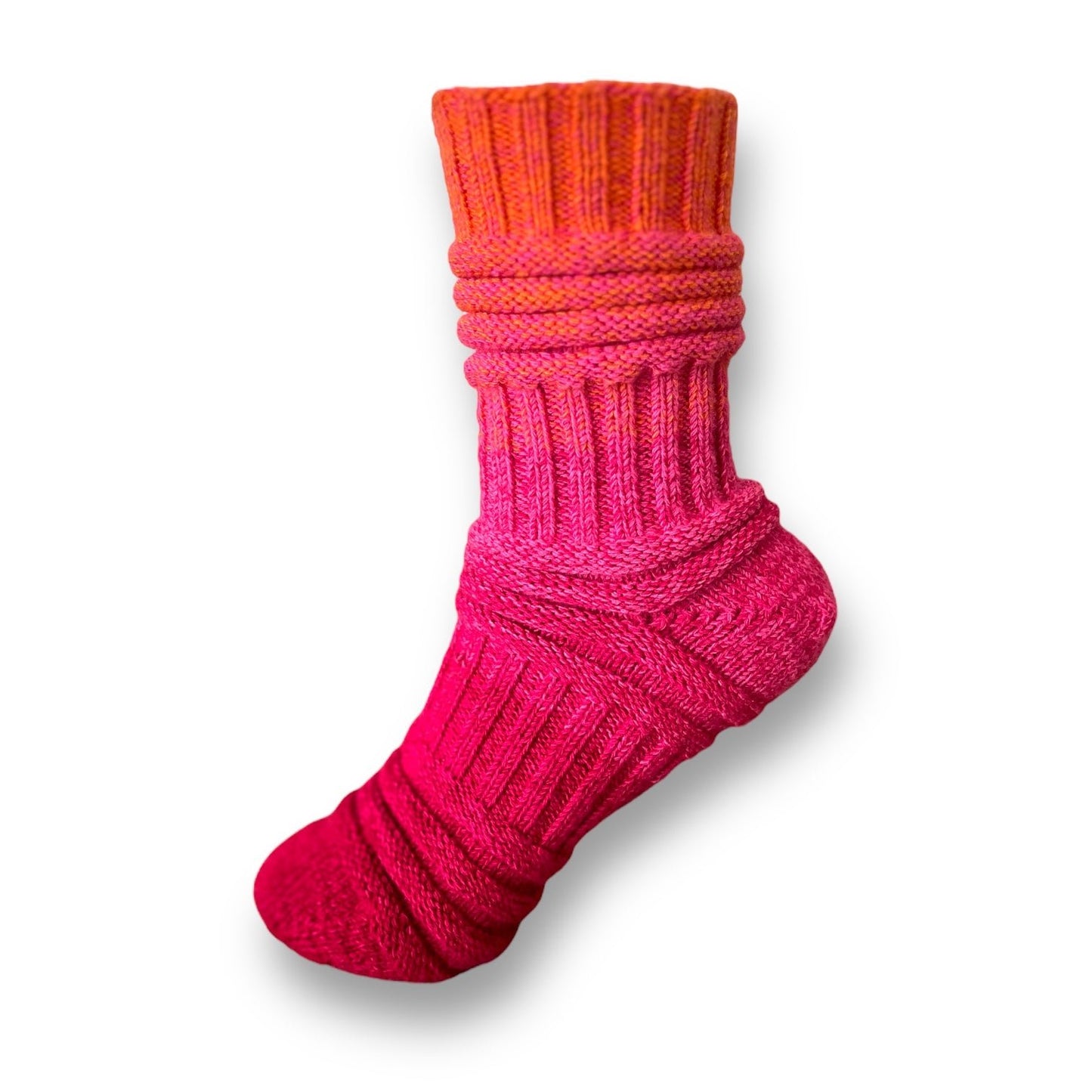 Sockenvariante HAPPY FEET mit warmem Farbverlauf von Rot zu Orange und markanter Rippenstruktur, gefertigt aus handgefärbter Modal Farbverlaufswolle natürlichen Ursprungs – Modal Farbverlaufsgarn zum Verlieben.