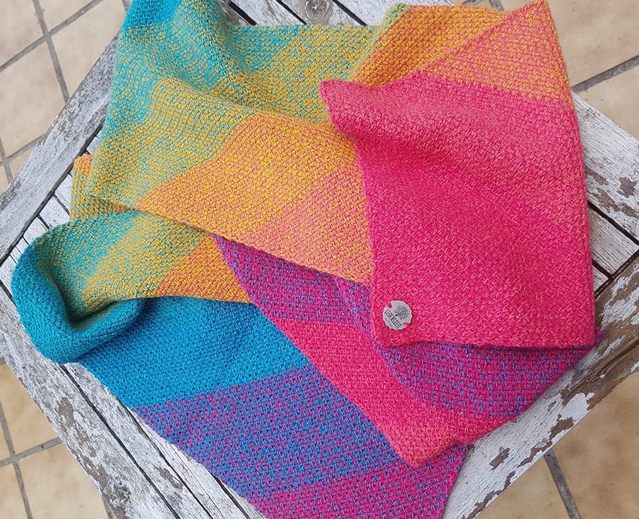 Farbvariante HIPPIE mit lebendigem Farbverlauf von kräftigem Pink über warmes Orange zu strahlendem Türkis, handgefärbte Farbverlaufswolle Modal aus natürlichen Fasern – Modal Farbverlaufsgarn zum Verlieben.