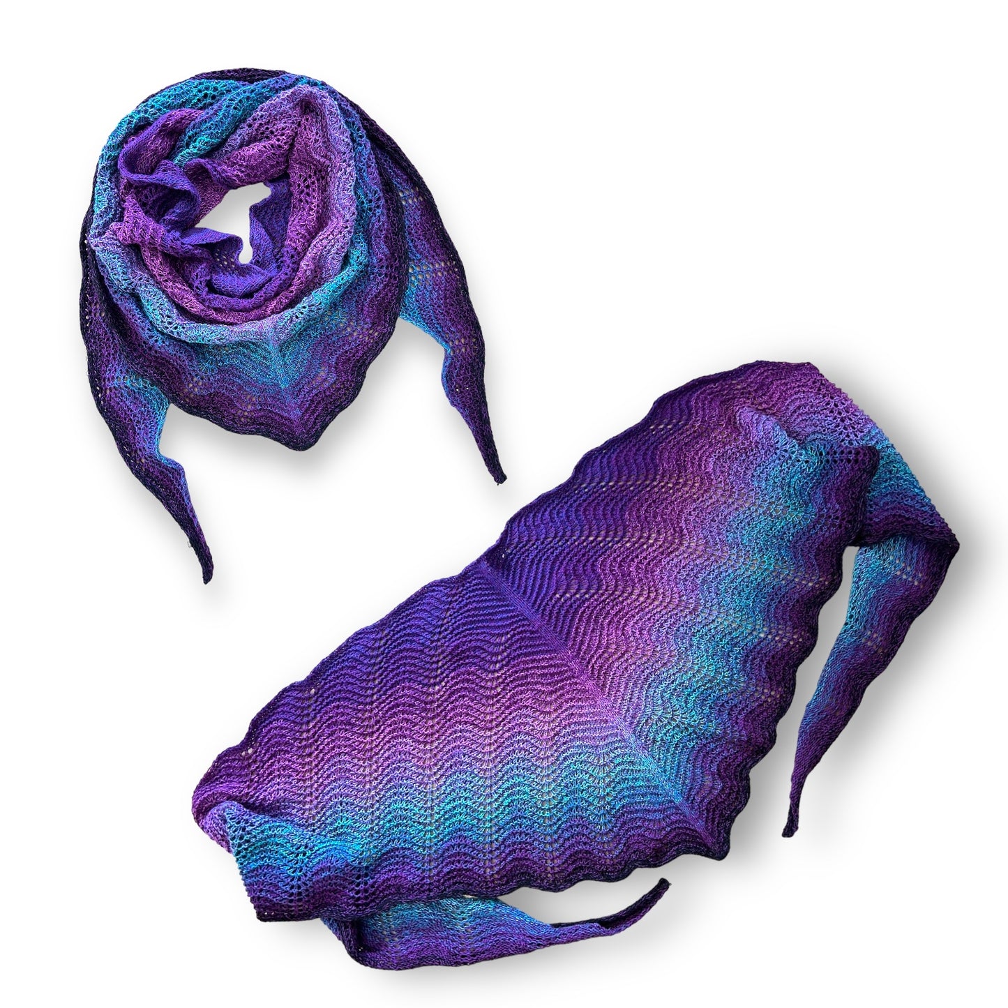 Dreieckstuch Fächer und Federn Strickanleitung in strahlenden Blau- und Violetttönen mit feinem Wellenmuster, gestrickt aus handgefärbter Farbverlaufswolle Modal aus natürlichen Fasern – Modal Farbverlaufsgarn zum Verlieben.