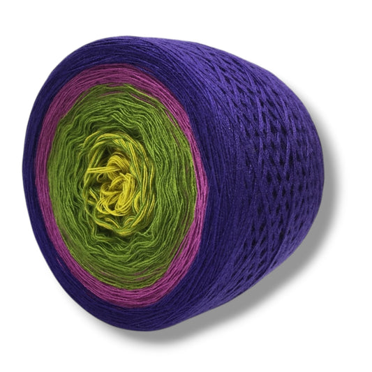 Farbvariante LILLY mit sanftem Übergang von hellem Gelb über frisches Grün und zartes Pink zu intensivem Violett, handgefärbte Modal Farbverlaufswolle aus natürlichen Fasern – Modal Farbverlaufsgarn zum Verlieben.