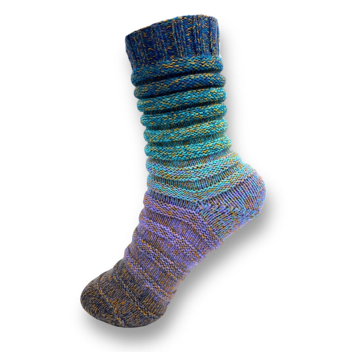 Sockenvariante LILLY SOCKS mit sanftem Farbverlauf von dunklem Blau bis hellem Türkis und zartem Lavendel, kombiniert mit strukturreichem Muster aus handgefärbter Modal Farbverlaufswolle natürlichen Ursprungs – Modal Farbverlaufsgarn zum Verlieben.