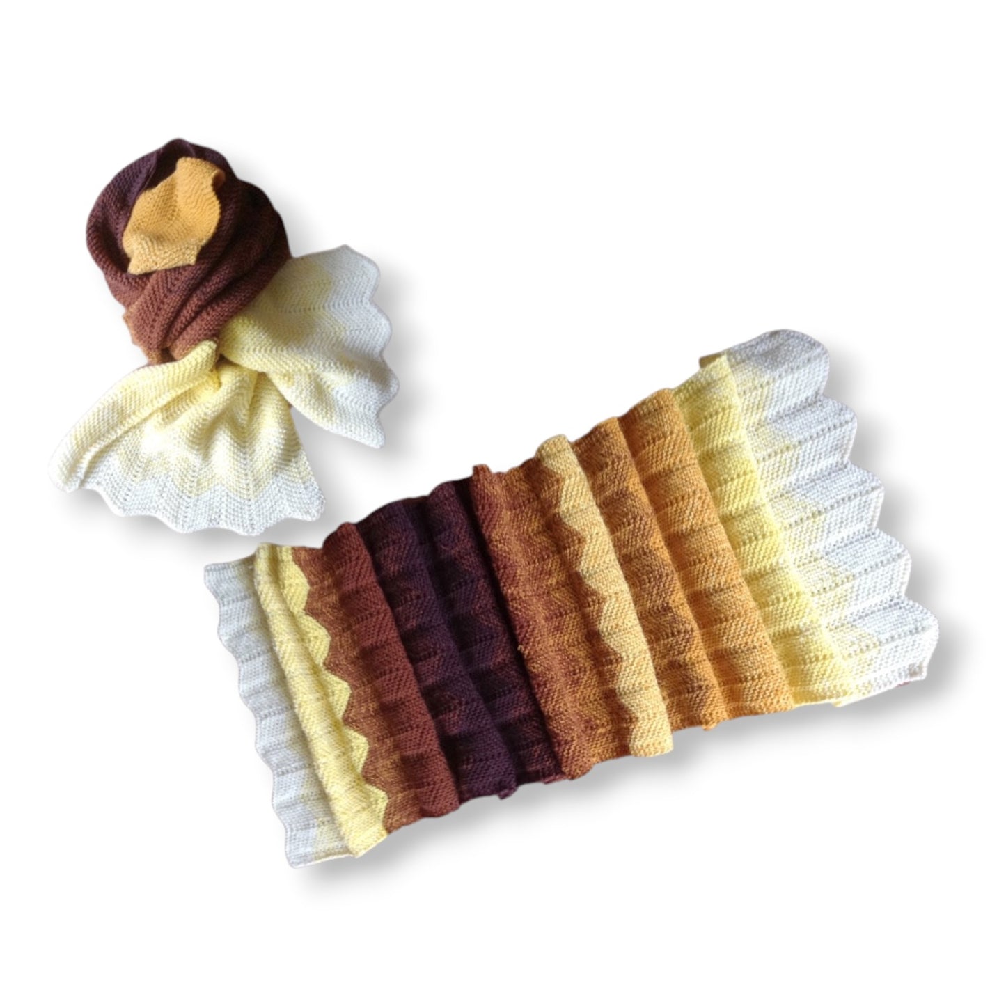 Farbvariante LÖWE mit sanftem Übergang von hellem Creme über warme Goldtöne bis zu satten Braunnuancen, handgefärbte Farbverlaufswolle Modal aus natürlichen Fasern – Modal Farbverlaufsgarn zum Verlieben.