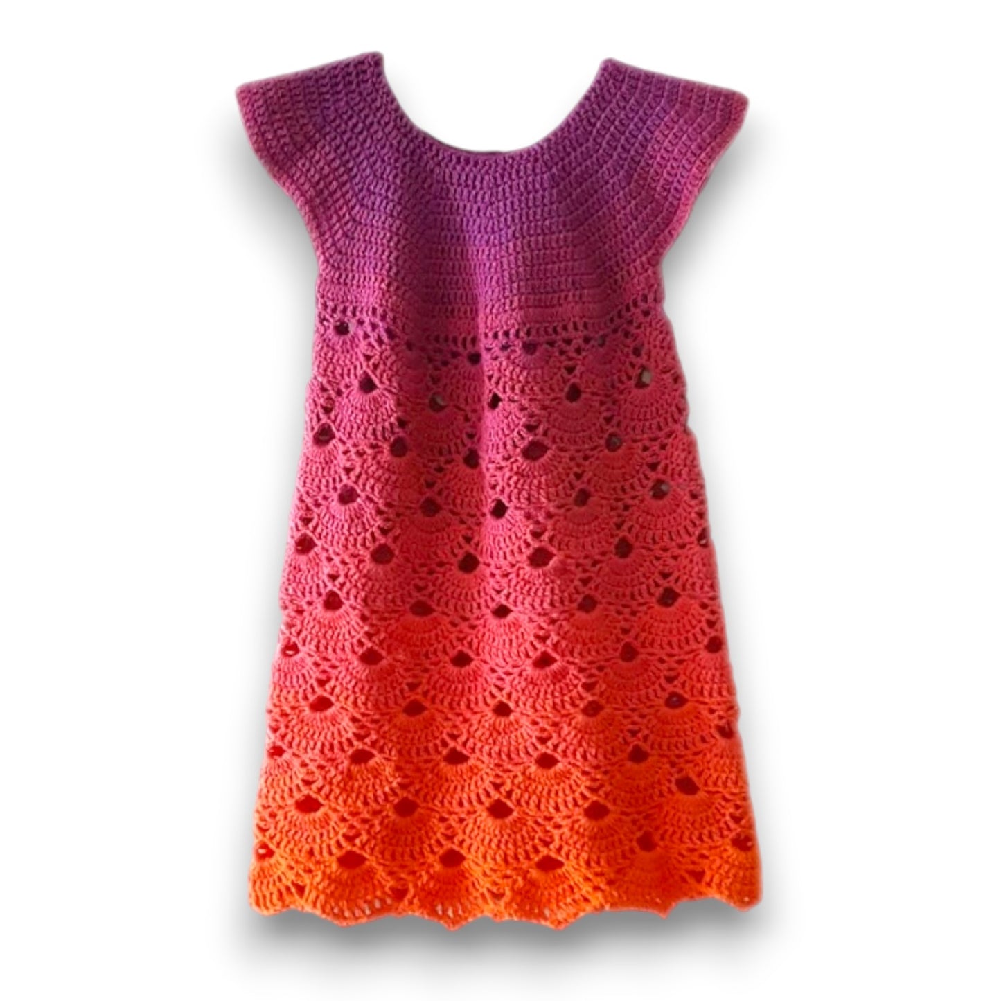Farbvariante MAMI TAI mit lebendigem Farbspiel von tiefem Pink über kräftiges Korall bis zu strahlendem Orange, handgefärbe Farbverlaufswolle Modal aus natürlichen Fasern – Modal Farbverlaufsgarn zum Verlieben.