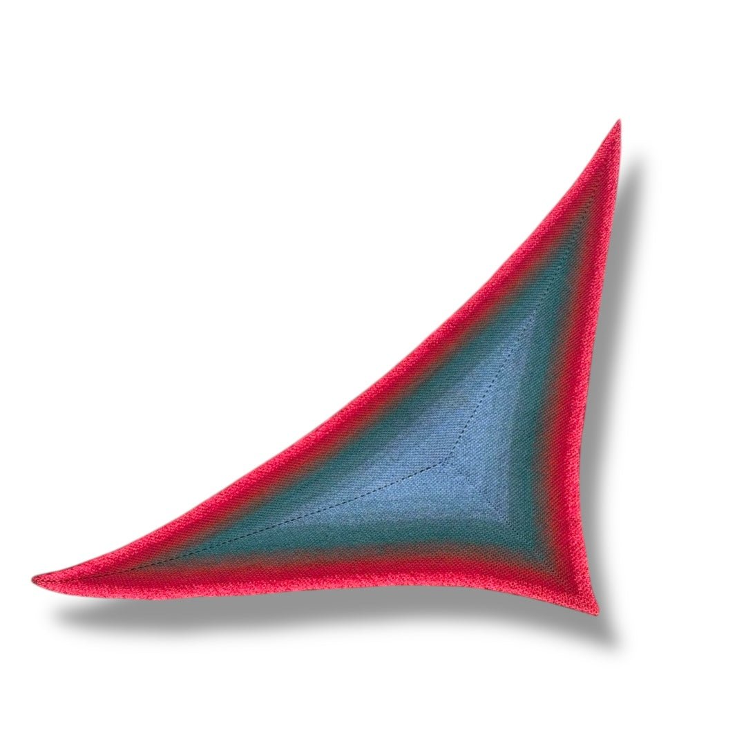 Farbvariante ORIENTAL BLUE zeigt ein handgefärbtes Modal Farbverlaufsgarn mit natürlichen Fasern in eleganten Blau- und Türkistönen, umrahmt von einem leuchtenden Pink, Modal Farbverlaufswolle zum Verlieben.
