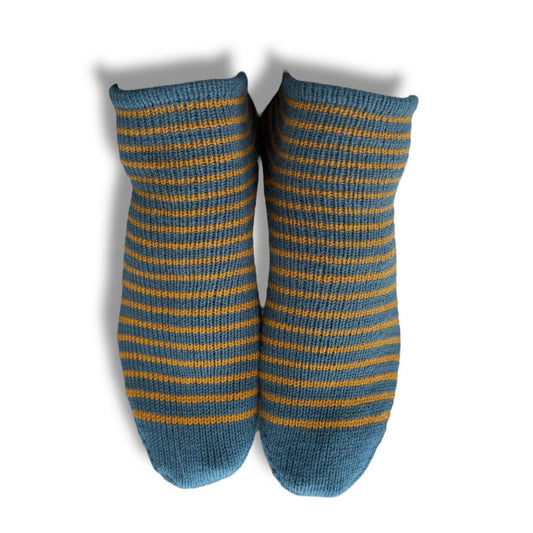 Ringelsneaker mit Monkferse Strickanleitung (Top down) in harmonischer Kombination aus Blau und Senfgelb, gefertigt aus Modal Farbverlaufsgarn aus natürlichen Fasern – Modal Farbverlaufsgarn zum Verlieben.