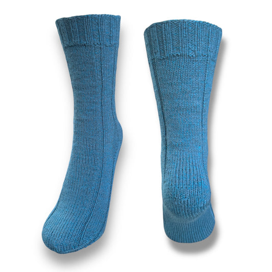 Très chic Socken Strickanleitung mit feinem Rippenmuster in elegantem Blauton, gefertigt aus Modal Farbverlaufsgarn aus natürlichen Fasern – Modal Farbverlaufsgarn zum Verlieben.
