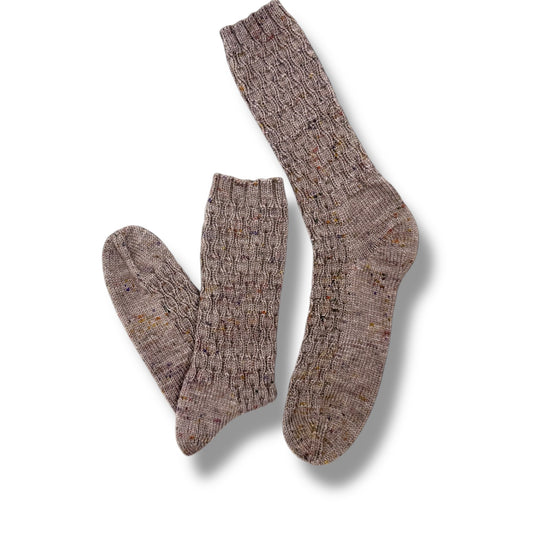 His & Her Socken Strickanleitung mit feinem Strukturmuster in warmem Braunton und dezenten Farbtupfern, gefertigt aus Modal Farbverlaufsgarn aus natürlichen Fasern – Modal Farbverlaufsgarn zum Verlieben.