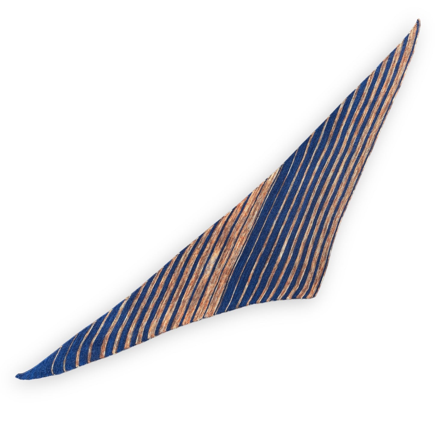 Dreieckstuch Symbiose (Asymetrische Form) Strickanleitung mit markanten Streifenmustern in Blau- und Brauntönen aus Modal Farbverlaufsgarn aus natürlichen Fasern – Modal Farbverlaufsgarn zum Verlieben.