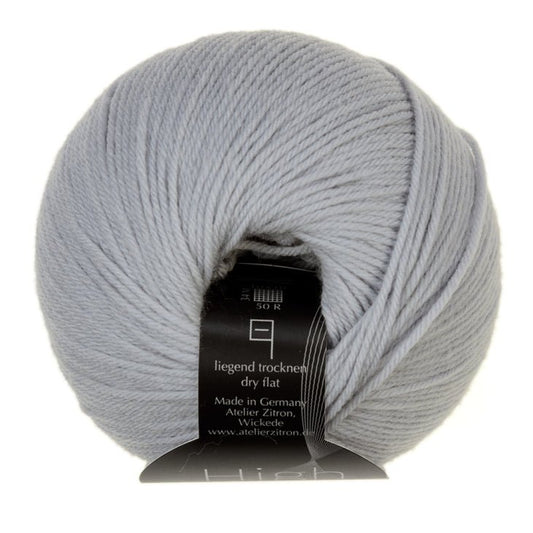 High Twist Concept in zartem Hellgrau, handgefärbte Farbverlaufswolle Modal mit besonders weichen und natürlichen Fasern, Modal Farbverlaufsgarn zum Verlieben.