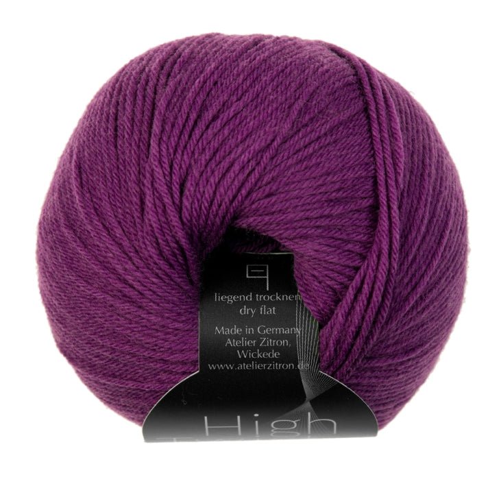 High Twist Concept zeigt ein handgefärbtes Modal Farbverlaufsgarn in intensiver Beerennuance mit besonders natürlichen Fasern und samtig weicher Haptik, Modal Farbverlaufsgarn zum Verlieben.
