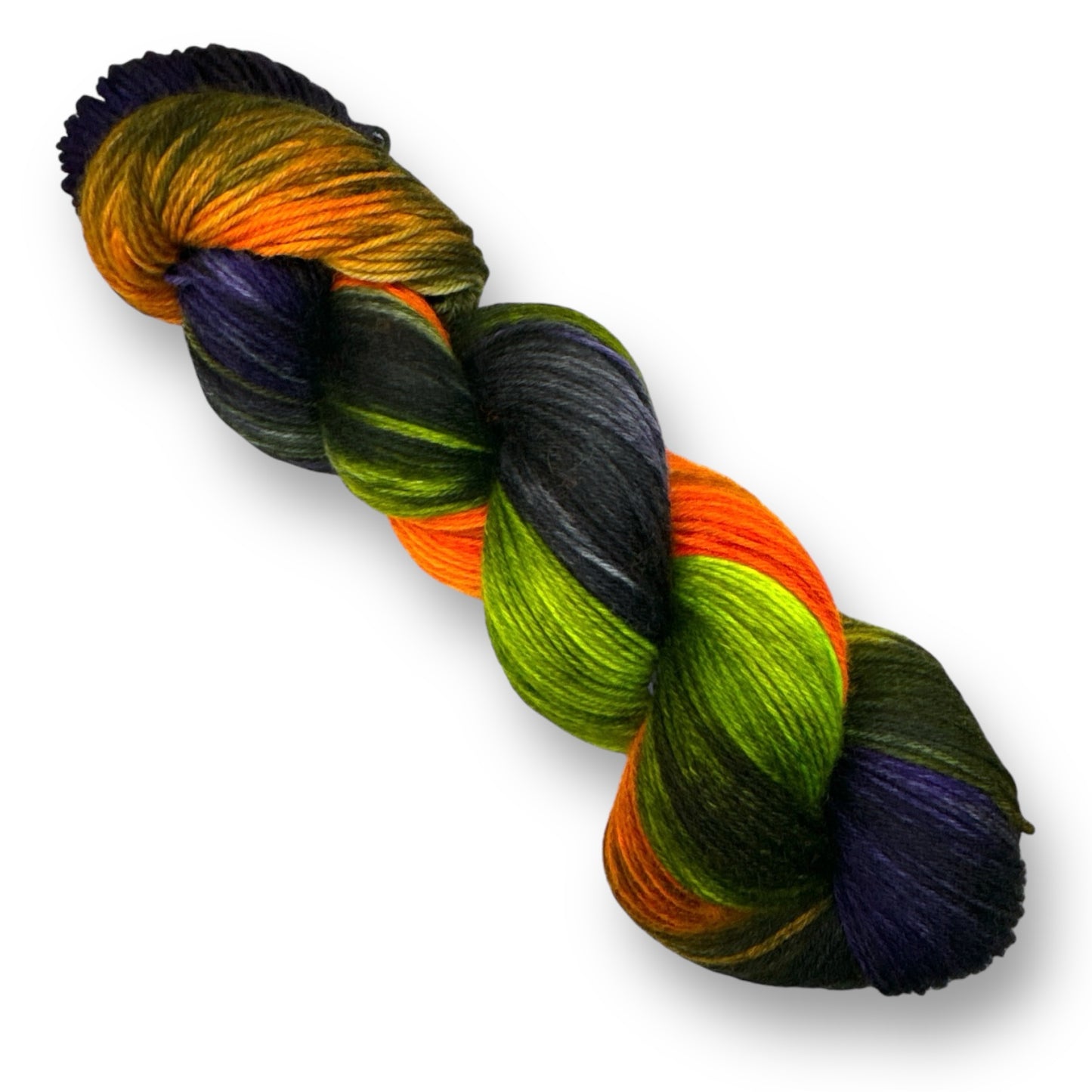 High Twist Nr. 02 zeigt ein handgefärbtes Modal Farbverlaufsgarn mit intensiven Orange-, Grün- und dunklen Violetttönen, natürliche Fasern, besonders geschmeidig, Modal Farbverlaufsgarn zum Verlieben.