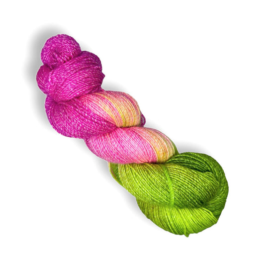 4-fach Cotton Nr. 24-03 (kann wildern) zeigt ein handgefärbtes Modal Farbverlaufsgarn mit lebhaften Pink-, Gelb- und Grüntönen, natürliche Fasern, weich und vielseitig, Modal Farbverlaufsgarn zum Verlieben.