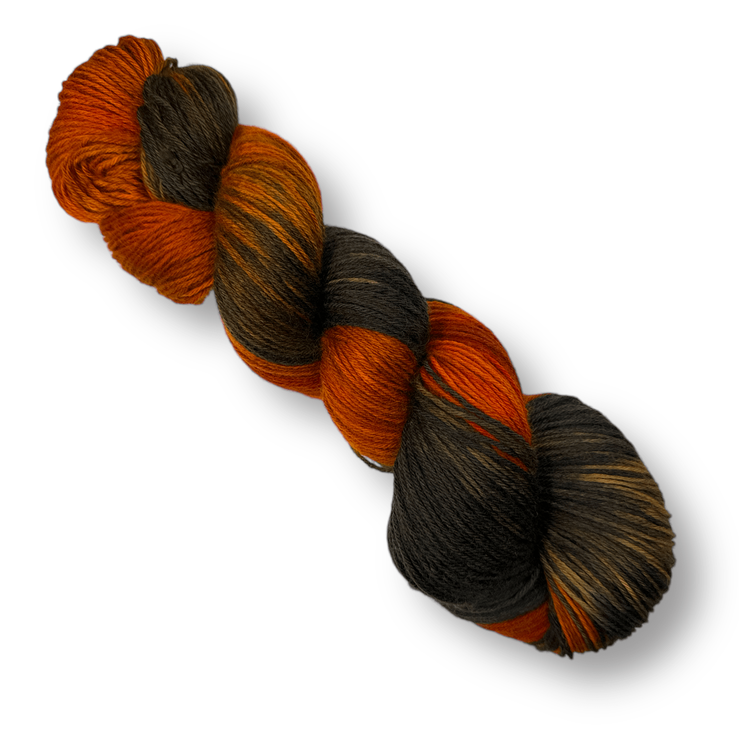High Twist Nr. 03 zeigt ein handgefärbtes Modal Farbverlaufsgarn mit intensiven Schwarz- und Safrantonfarben, natürliche Fasern, besonders geschmeidig, Modal Farbverlaufsgarn zum Verlieben.