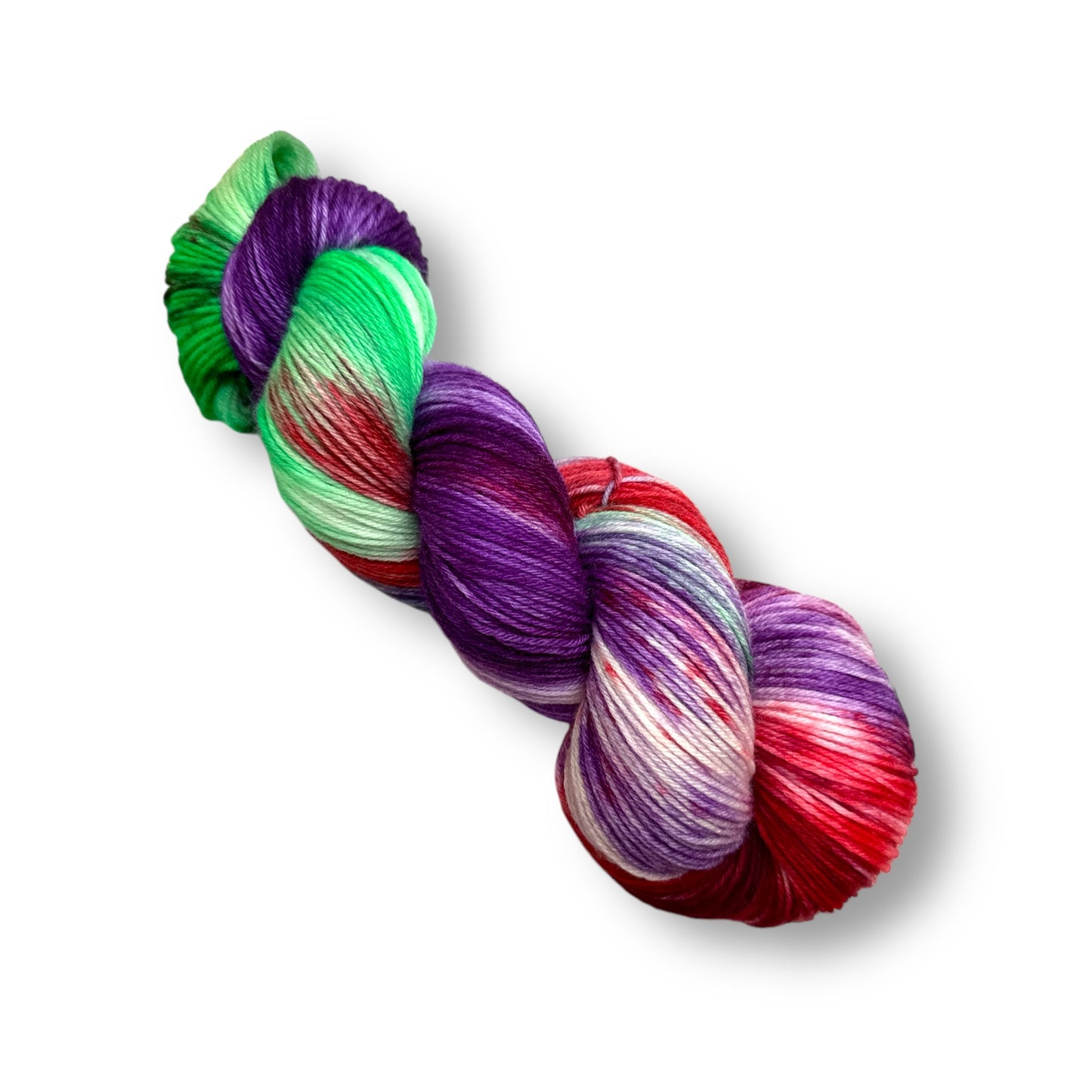 High Twist Nr. 06 zeigt ein handgefärbtes Modal Farbverlaufsgarn mit lebendigen Rot-, Violett- und Grünakzenten, natürliche Fasern, besonders weich und geschmeidig, Modal Farbverlaufsgarn zum Verlieben.