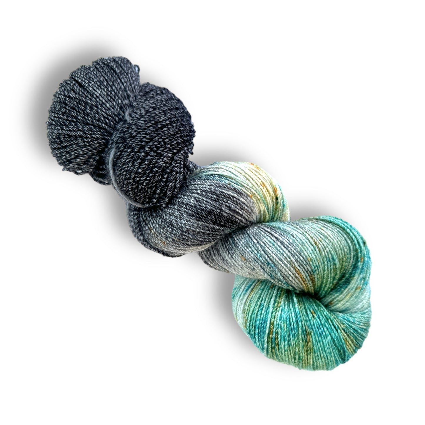 4-fach Cotton Nr. 24-07 (kann wildern) zeigt ein handgefärbtes Modal Farbverlaufsgarn mit kühlen Grau-, Türkis- und dezenten Gelbtönen, natürliche Fasern, besonders weich und vielseitig, Modal Farbverlaufsgarn zum Verlieben.
