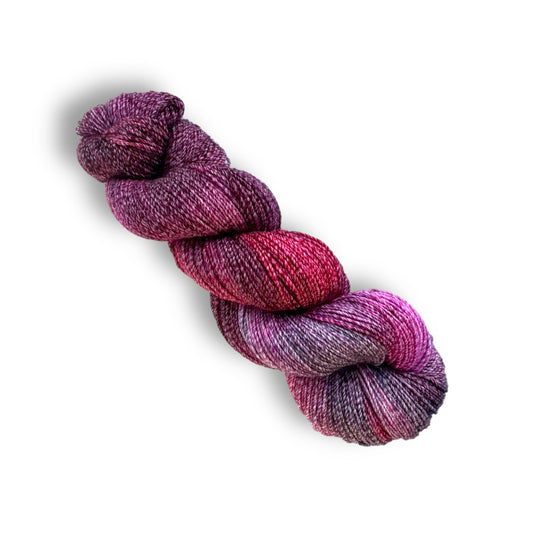 4-fach Cotton Nr. 24-11 zeigt ein handgefärbtes Modal Farbverlaufsgarn in harmonischen Rot-, Pink- und Lilatönen mit natürlichen Fasern, besonders weich und geschmeidig, Modal Farbverlaufsgarn zum Verlieben.