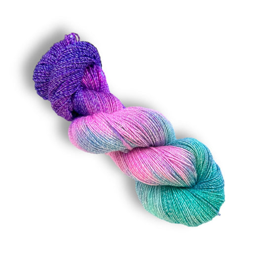 4-fach Cotton Nr. 24-13 (kann wildern) zeigt ein handgefärbtes Modal Farbverlaufsgarn mit sanften Übergängen von Violett über Pink bis zu Blau- und Grüntönen, natürliche Fasern, weich und angenehm, Modal Farbverlaufsgarn zum Verlieben.