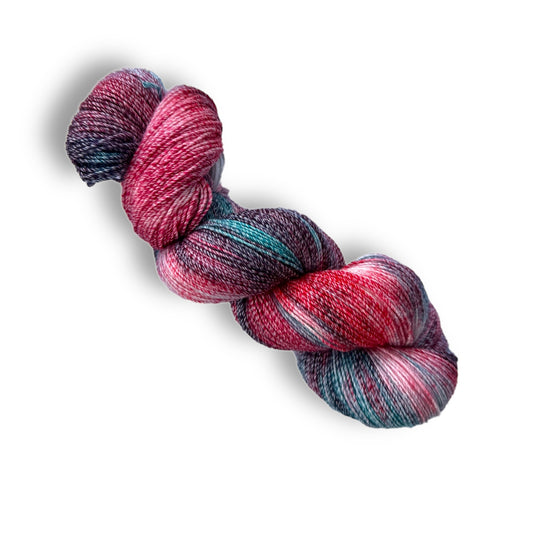 4-fach Cotton Nr. 24-14 zeigt ein handgefärbtes Modal Farbverlaufsgarn mit lebendigen Rot-, Blau- und Türkistönen, natürliche Fasern, besonders weich und geschmeidig, Modal Farbverlaufsgarn zum Verlieben.