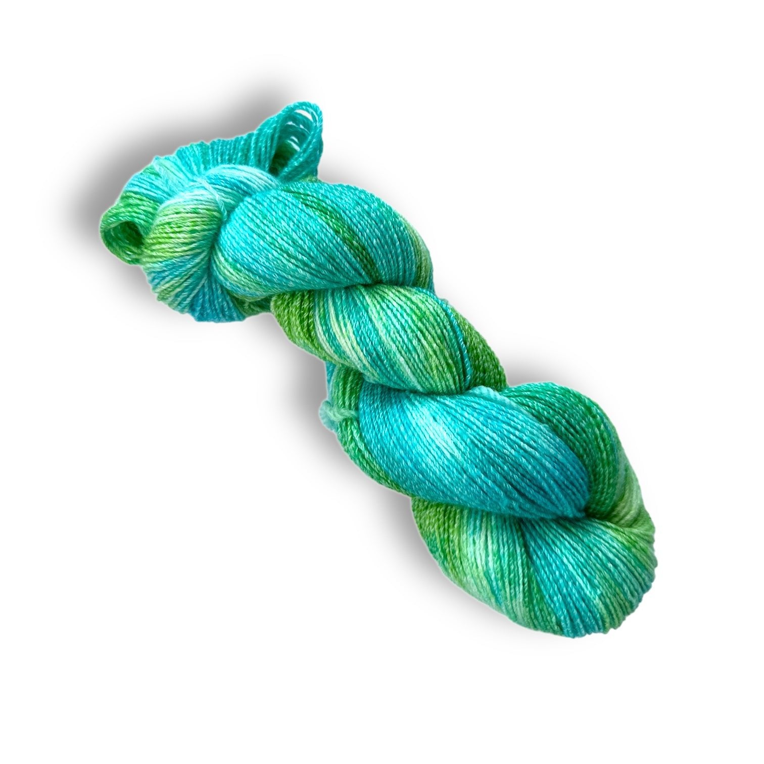 4-fach Cotton Nr. 24-15 präsentiert eine handgefärbte Modal Farbverlaufswolle in frischen Grün- und Blautönen mit natürlichen Fasern, besonders weich und geschmeidig, Modal Farbverlaufsgarn zum Verlieben.