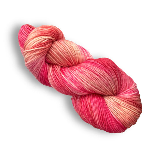 Gammlowolle 24-15 zeigt ein handgefärbtes Modal Farbverlaufsgarn in lebendigen Rosa- und Koralltönen mit natürlichen Fasern, weich und vielseitig, Modal Farbverlaufsgarn zum Verlieben.