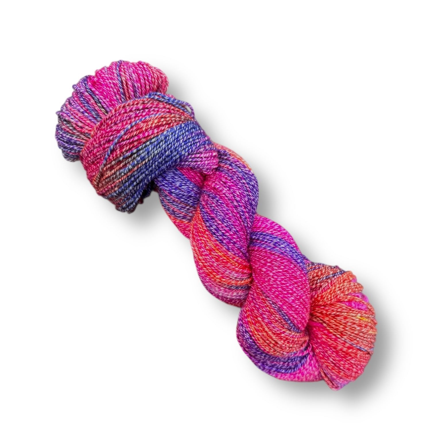 4-fach Cotton Nr. 25-01 zeigt eine handgefärbte Farbverlaufswolle Modal mit intensiven Pink-, Rot- und Violetttönen, natürliche Fasern, besonders weich, Modal Farbverlaufsgarn zum Verlieben.