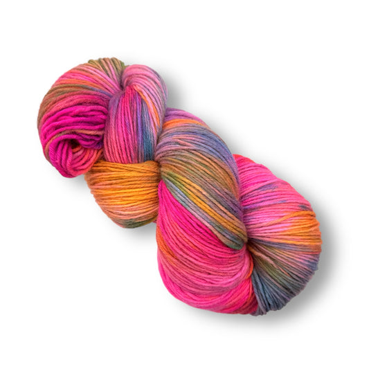 Gammlowolle 25-07 zeigt handgefärbte Farbverlaufswolle Modal in lebhaften Pink-, Orange- und Blautönen mit natürlichen Fasern, weich und vielseitig, Modal Farbverlaufsgarn zum Verlieben.
