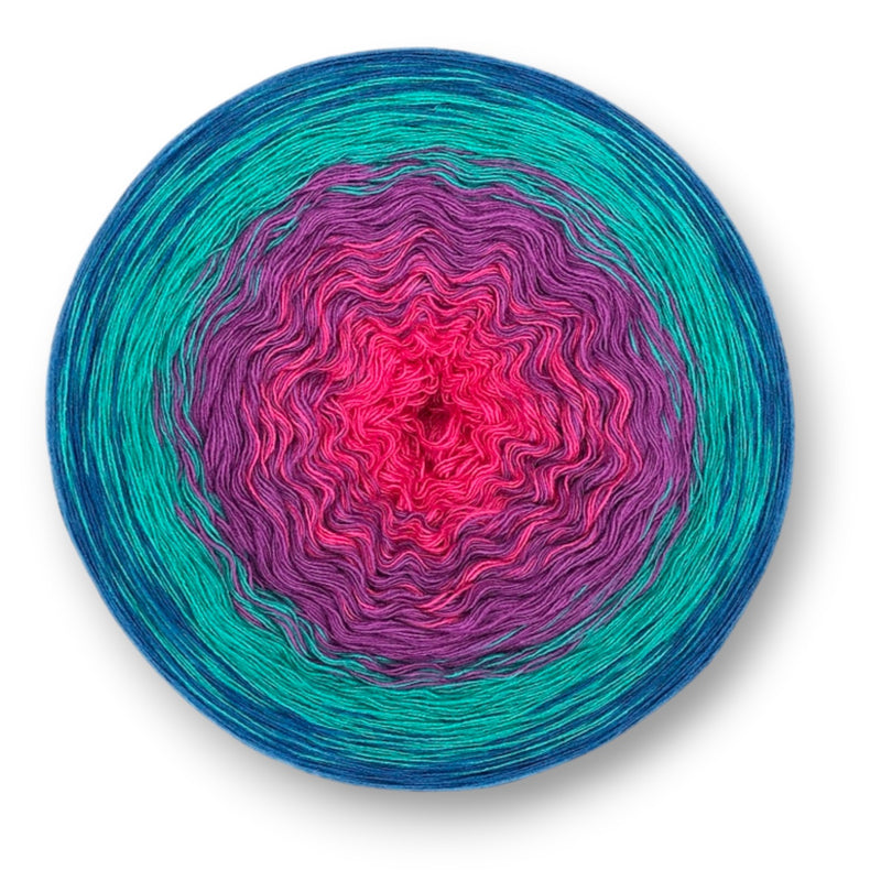 Farbvariante ALITSCHE IM WUNDERWALD mit harmonischem Farbverlauf von leuchtendem Pink über sanftes Lila bis zu sattem Blaugrün, handgefärbe Farbverlaufswolle Modal aus natürlichen Fasern – Modal Farbverlaufsgarn zum Verlieben.