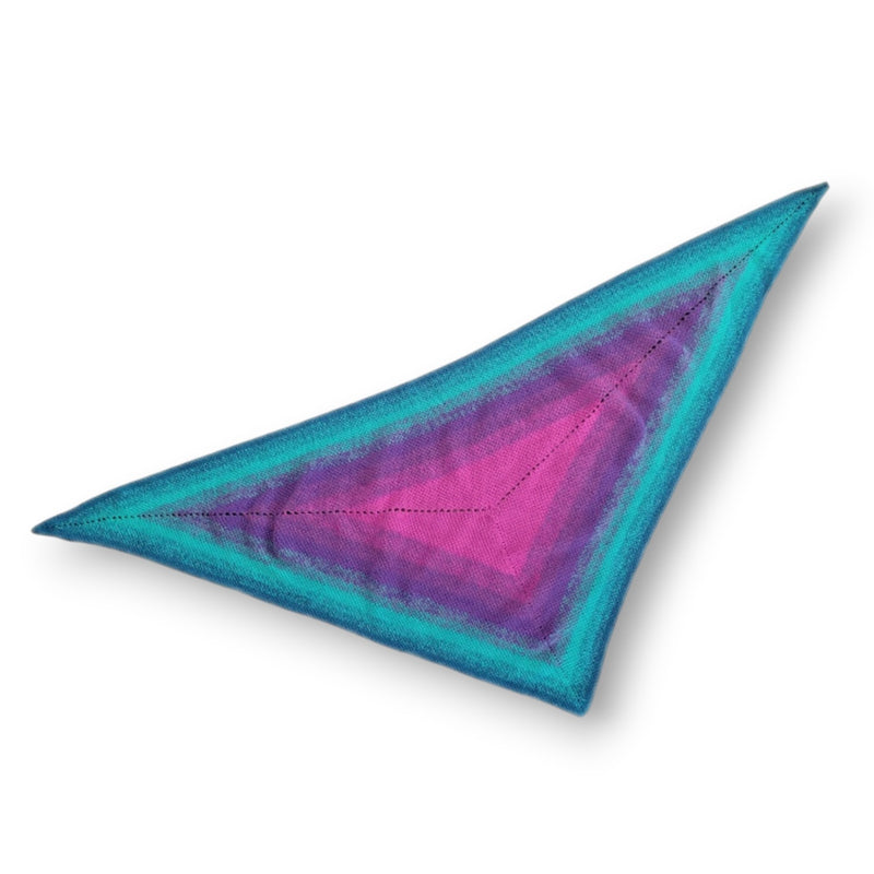 Farbvariante ALITSCHE IM WUNDERWALD zeigt einen sanften Verlauf von leuchtendem Pink über intensive Lilatöne bis zu kühlem Blaugrün, handgefärbte Farbverlaufswolle Modal aus natürlichen Fasern – Modal Farbverlaufsgarn zum Verlieben.