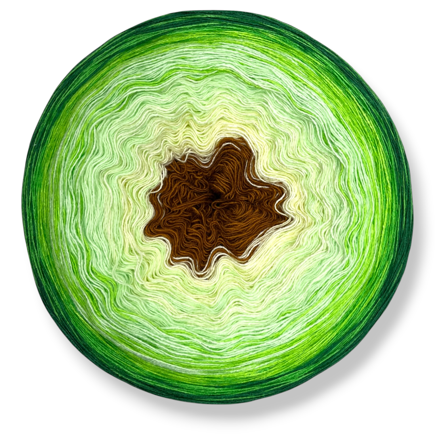 Farbvariante AVOCADO zeigt einen lebendigen Modal Farbverlauf von warmem Braun über sanftes Hellgrün bis zu strahlendem Grün, handgefärbe Farbverlaufswolle Modal aus natürlichen Fasern – Modal Farbverlaufsgarn zum Verlieben.