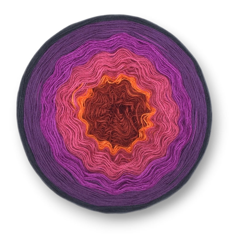 Farbvariante BAUMSCHWAMM mit einem eindrucksvollen Verlauf von warmem Dunkelrot über leuchtendes Orange und lebendiges Pink bis zu intensivem Violett, handgefärbe Farbverlaufswolle Modal aus natürlichen Fasern – Modal Farbverlaufsgarn zum Verlieben.