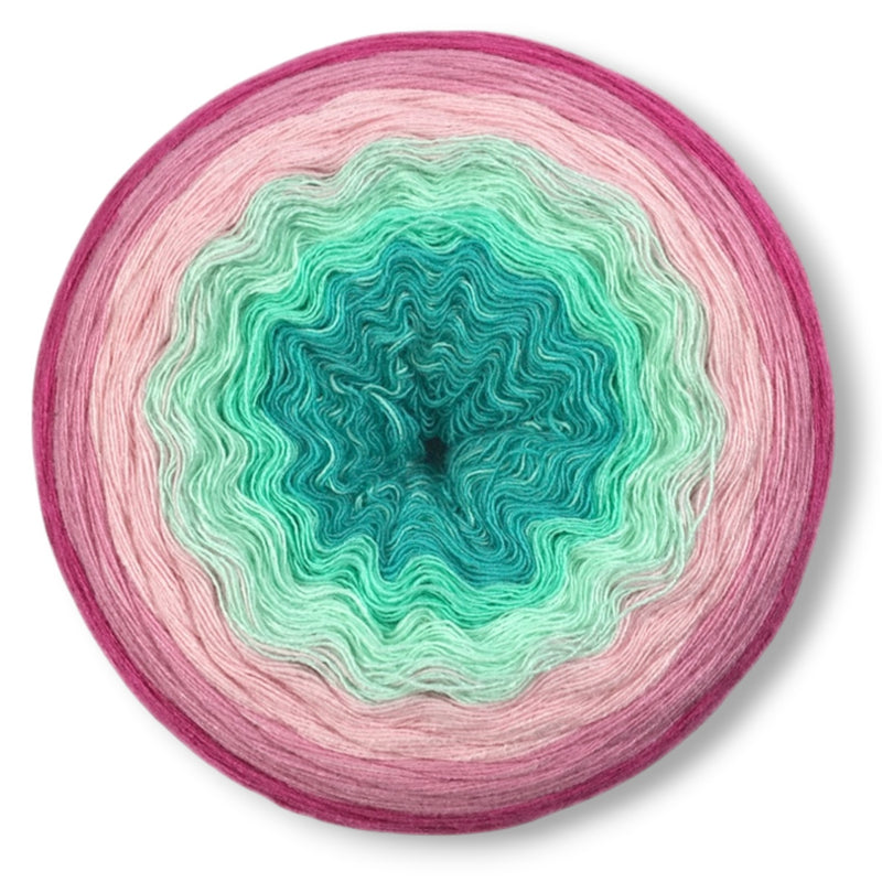 Farbvariante BEERENMINZE mit sanftem Farbspiel von kräftigem Beerenton über zartes Rosa bis zu frischem Minzgrün, handgefärbte Modal Farbverlaufswolle aus natürlichen Fasern – Modal Farbverlaufsgarn zum Verlieben.