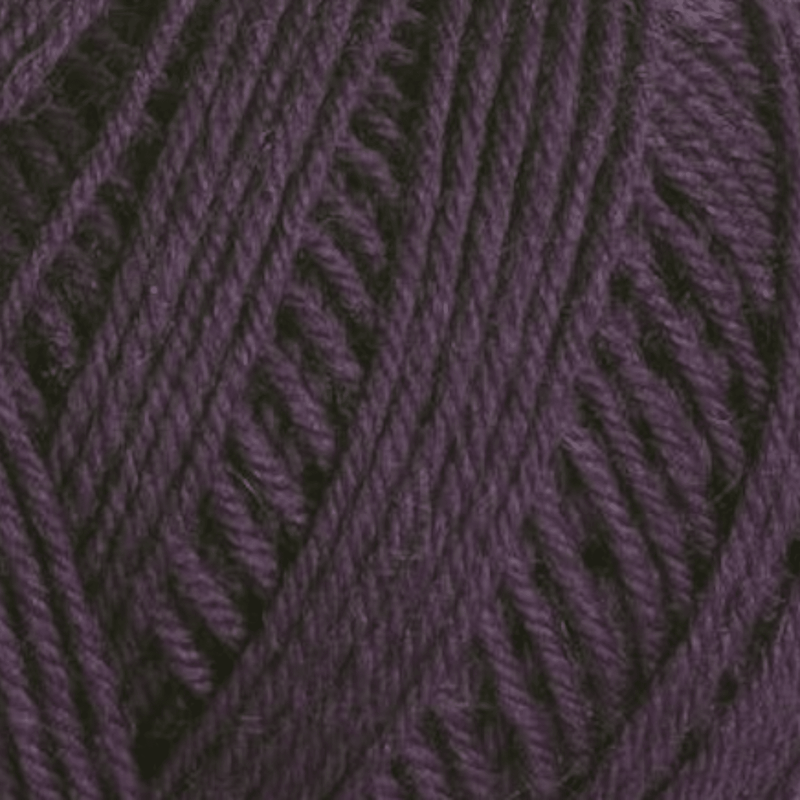 Knäuel Ferner Vielseite 210 in tiefem Aubergine, handgefärbe Wolle aus natürlichen Fasern mit weichem Modal Farbverlaufsgarn – Modal Farbverlaufsgarn zum Verlieben.