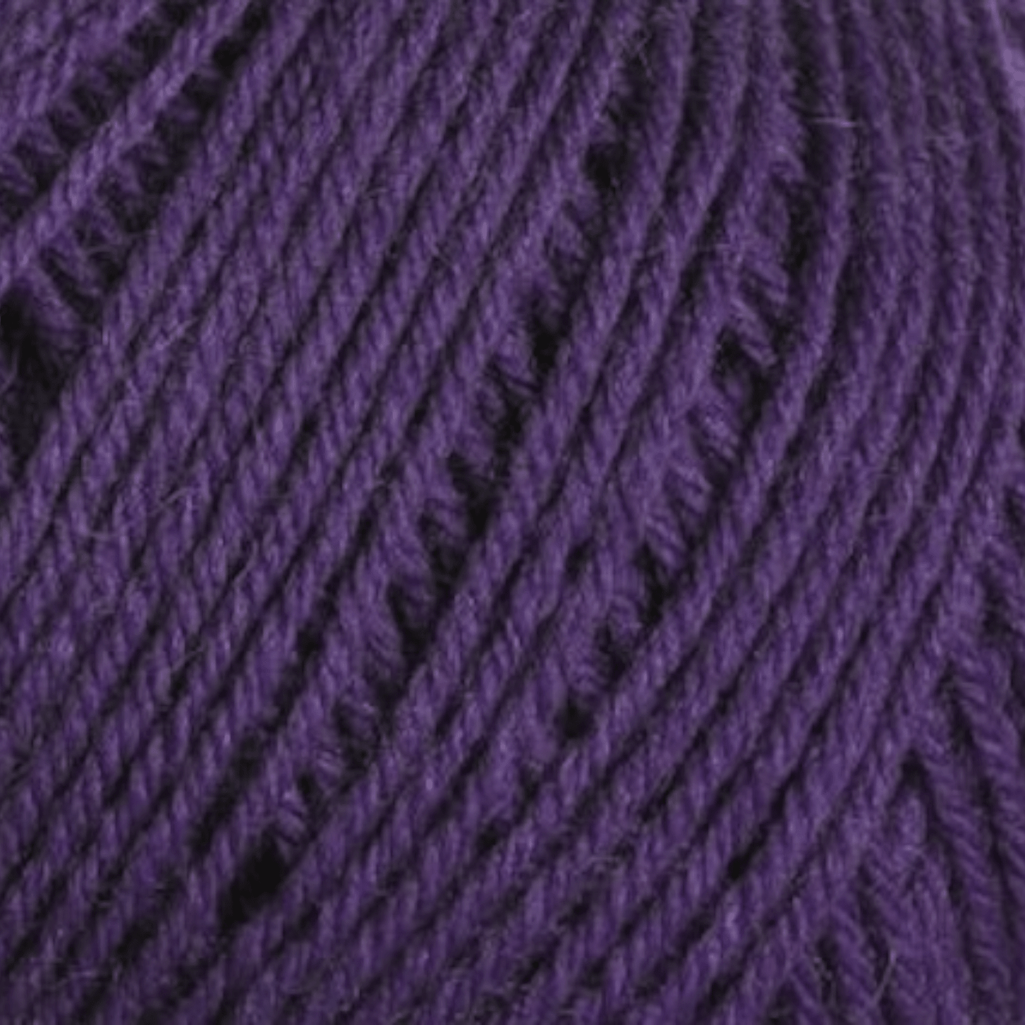 Knäuel Ferner Vielseite 210 in tiefem Violett, handgefärbe Wolle aus natürlichen Fasern mit sanftem Modal Farbverlaufsgarn – Modal Farbverlaufsgarn zum Verlieben.