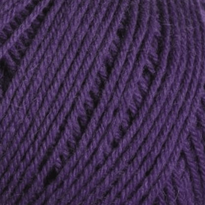 Knäuel Ferner Vielseite 210 in tiefem Violett, handgefärbe Wolle aus natürlichen Fasern mit sanftem Modal Farbverlaufsgarn – Modal Farbverlaufsgarn zum Verlieben.