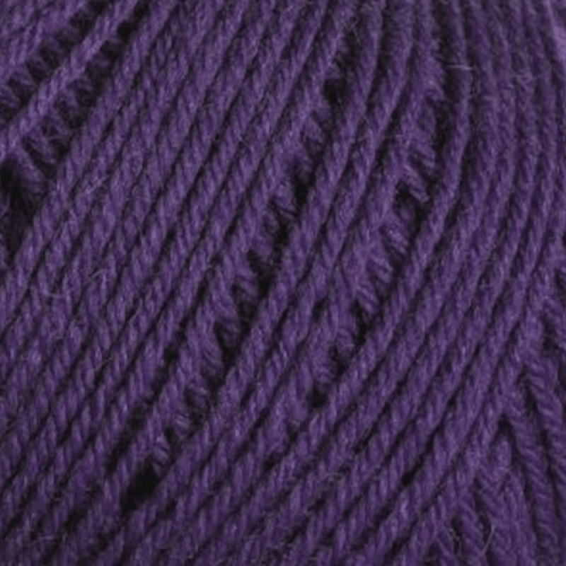 Knäuel Ferner Vielseite 210 in tiefem Violett, handgefärbe Wolle aus natürlichen Fasern mit sanftem Modal Farbverlaufsgarn – Modal Farbverlaufsgarn zum Verlieben.