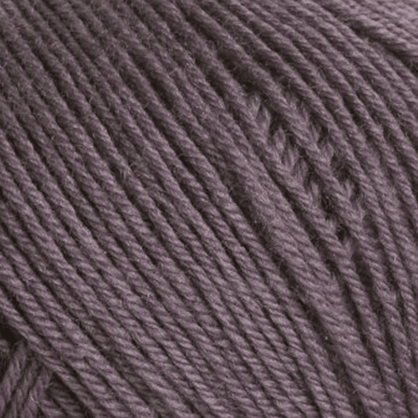 Knäuel Ferner Vielseite 210 in elegantem Taupe, handgefärbe Wolle aus natürlichen Fasern mit feinem Modal Farbverlaufsgarn – Modal Farbverlaufsgarn zum Verlieben.
